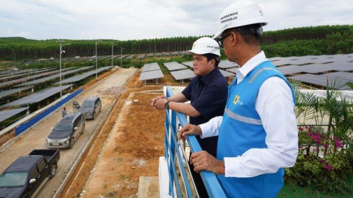 Menteri BUMN Erick Thohir (kiri) bersama Direktur Utama PLN Darmawan Prasodjo (kanan) saat meninjau pembangkit listrik tenaga surya (PLTS) Ibu Kota Nusantara, di Penajam Paser Utara, Kalimantan Timur, Sabtu (29/6).