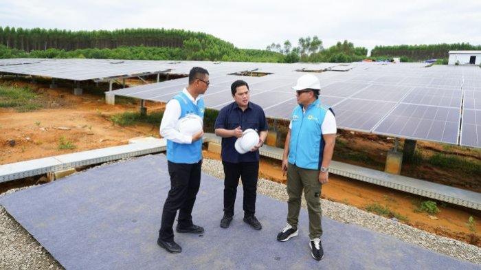 Menteri BUMN Erick Thohir (tengah) diskusi bersama Wakil Menteri BUMN Kartika Wirjoatmodjo (kanan) dan Direktur Utama PLN Darmawan Prasodjo (kiri) saat mengunjungi pembangkit listrik tenaga surya (PLTS) IKN, di Penajam Paser Utara, Kalimantan Timur, Sabtu (29/6).c