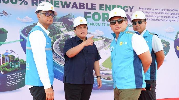 Menteri BUMN Erick Thohir (dua dari kiri) bersama Wakil Menteri BUMN Kartika Wirjoatmodjo (dua dari kanan), Sekretaris Kementerian BUMN Rabin Indrajad Hattari (kanan) dan Direktur Utama PLN Darmawan Prasodjo (kiri) saat meninjau PLTS IKN di Penajam Paser Utara, Kalimantan Timur, Sabtu (29/6).