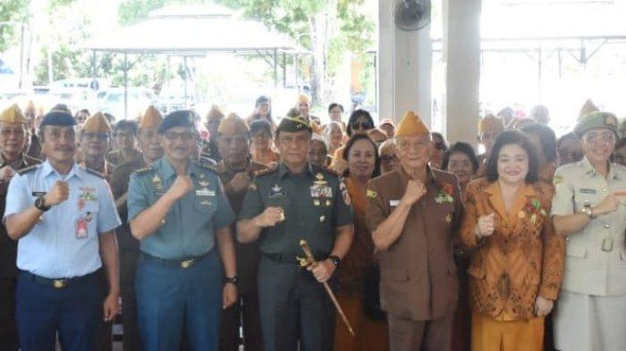 Pangdam XIII Merdeka Mayjen TNI Legowo W.R hadiri syukuran Hari Ulang Tahun (HUT) Legiun Veteran Republik Indonesia (LVRI) ke-67, di Resto Teras, Sparta Tikala, Kota Manado, Selasa (2/1/2024).