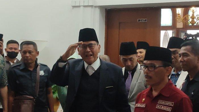 Pimpinan Pondok Pesantren Al Zaytun, Panji Gumilang, tiba di Gedung Sate, Kota Bandung, Jumat (23/6/2023).