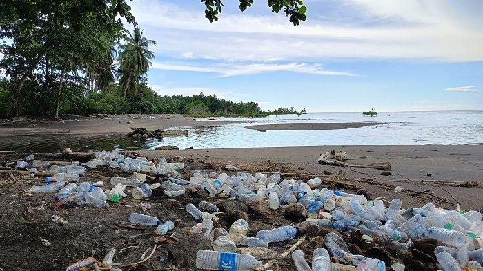 TERCEMAR: Keindahan Pantai Sapa di Kabupaten Minahasa Selatan (Minsel), Sulawesi Utara (Sulut) yang rusak karena sampah plastik, Jumat 11 April 2025.