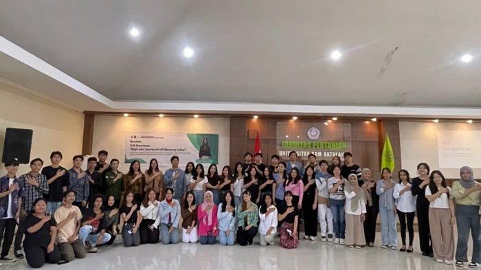 UNSRAT - Para Mahasiswa bersama Dosen saat menghadiri Seminar di Fakultas Pertanian Universitas Sam Ratulangi (Unsrat) Manado, Rabu (26/3/2025). Dekan Fakultas Pertanian Unsrat, Ir. Dedie Tooy, memberikan dukungan penuh terhadap kegiatan ini.