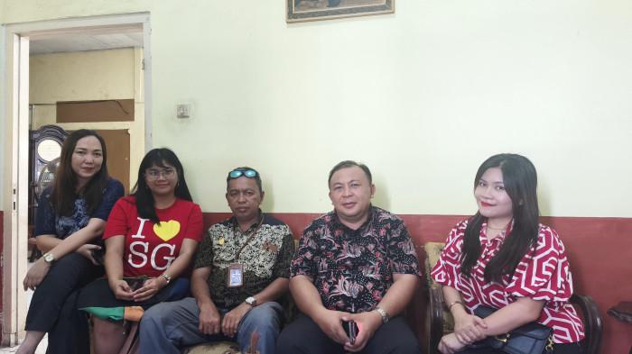 DOSEN: Para dosen Universitas Prima Manado dan kuasa hukum saat melakukan konferensi pers Jumat (25/07/2025). Konfrensi pers ini berkaitan dengan gaji mereka yang yang tak terbayarkan.