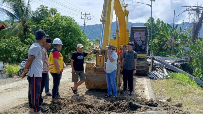 JALAN AMBLAS - Pemkab Bolmong perbaiki jalan amblas di desa Solog, Lolak Bolmong hari ini Sabtu (17/5/2025). Perbaikan akan dilakukan selakan selama 15 jam.