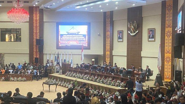 SERTIJAB KEPALA DAERAH - Serah terima jabatan Gubernur dan Wakil Gubernur, TP PKK, Ketua TP Posyandu, Ketua Dekranasda, serta pelantikan pengurus TP PKK di Ruangan Paripurna DPRD Sulawesi Utara, Selasa (4/3/2025). Yulius Selvanus dan Victor Mailangkay disambut Tarian Maengket.