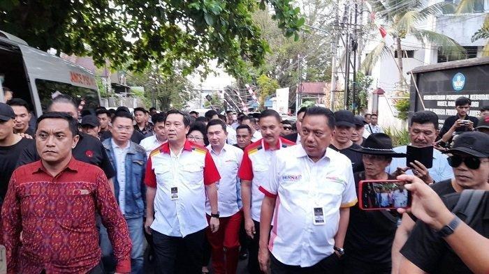 Pasangan calon Gubernur Sulut Steven Kandouw dan wakilnya Letjen TNI (Purn) Denny Tuejeh (SK DAT) saat berjalan bersama Olly Dondokambey dan para pendukung.