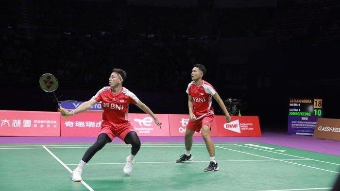 Pasangan ganda putra Indonesia Fajar Alfian/Muhammad Rian Ardianto saat melawan utusan Thailand Supak Jomkoh/Kittinupong Kedren pada laga terakhir Grup B Piala Sudirman 2023 di di Lapangan 1 Suzhou Olympic Sports Centre, Suzhou, pada Kamis (18/5/2023) siang WIB.