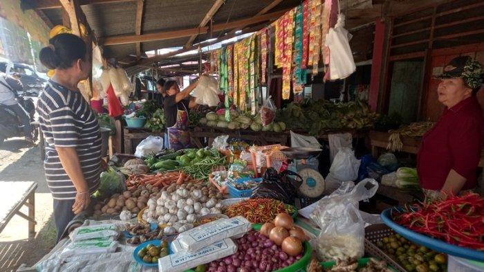 Pasar Airmadidi, Minahasa Utara, Sulawesi Utara, Selasa 24 Oktober 2023.