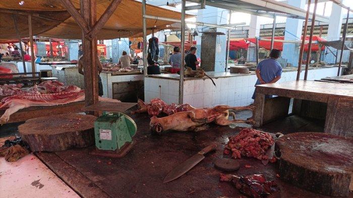 Penjual daging anjing di Pasar Pinasungkulan Karombasan Manado