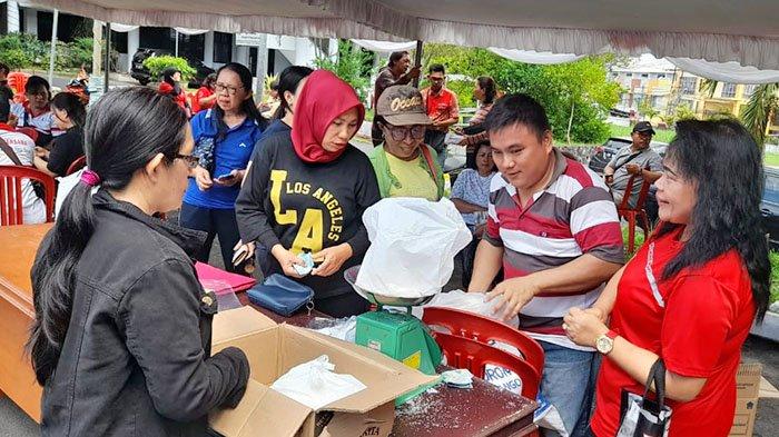 Pasar Murah di Halaman Belakang Kantor Pemprov Sulut, Jumat (1/12/2023). Jual gula harga murah.