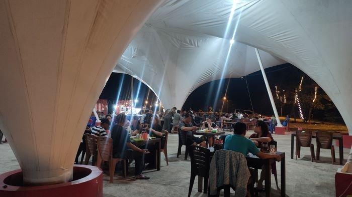 Pengunjung sementara makan di Pasar Wisata Kuliner Daseng Karang Ria