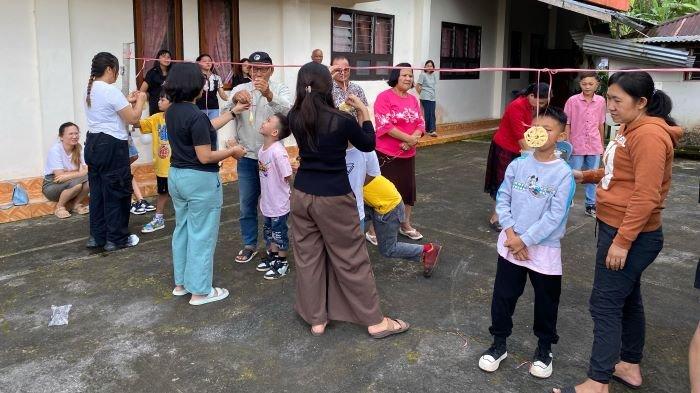 SERU - Antusias Anak Sekolah Minggu GPT Kristus Gembala Manembo ikut kegiatan lomba Paskah, Minggu 20/4/2024. Beragam lomba digelar, mulai dari lomba mencari telur, jalan cepat sambil menggigit sendok berisi kelereng, hingga lomba makan kerupuk yang mengundang gelak tawa.
