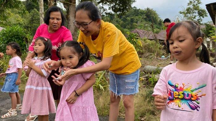 SERU - Antusias Anak Sekolah Minggu GPT Kristus Gembala Manembo ikut kegiatan lomba Paskah, Minggu 20/4/2024. Beragam lomba digelar, mulai dari lomba mencari telur, jalan cepat sambil menggigit sendok berisi kelereng, hingga lomba makan kerupuk yang mengundang gelak tawa.