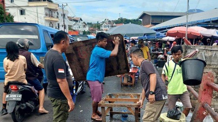 Patroli pengawasan pedagang kaki lima kembali dilakukan Tim I Pasukan Khusus (Pasus) dan Anggota Kompi Bidang Trantib Satpol PP Manado, Sulawesi Utara, Jumat (14/6/2024)