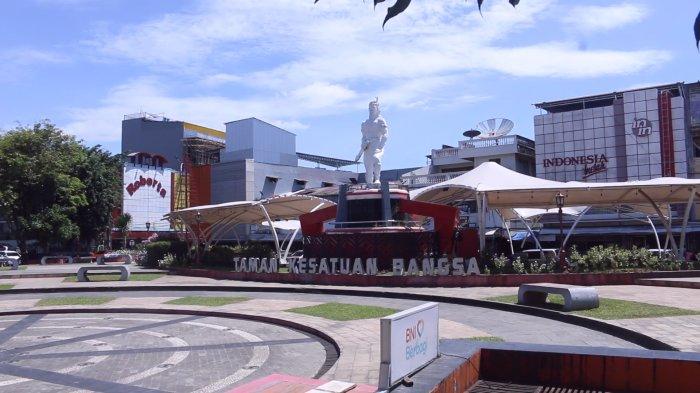 Patung Dotu Lolong Lasut di tengah Taman Kesatuan Bangsa Pasar 45, Kelurahan Pinaesaan, Kecamatan Wenang, Manado, Sulawesi Utara.