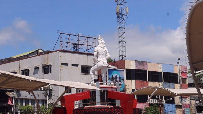 Patung Dotu Lolong Lasut di tengah Taman Kesatuan Bangsa Pasar 45, Kelurahan Pinaesaan, Kecamatan Wenang, Manado, Sulawesi Utara.
