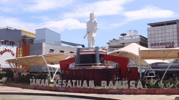 Patung Dotu Lolong Lasut di tengah Taman Kesatuan Bangsa Pasar 45, Kelurahan Pinaesaan, Kecamatan Wenang, Manado, Sulawesi Utara.