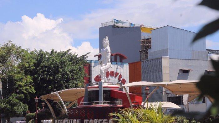 Patung Dotu Lolong Lasut di tengah Taman Kesatuan Bangsa Pasar 45, Kelurahan Pinaesaan, Kecamatan Wenang, Manado, Sulawesi Utara.