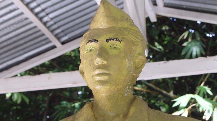 Patung Pahlawan Robert Wolter Mongisidi di Jalan Mogandi Satu, Kelurahan Malalayang Satu, Kecamatan Malalayang, Manado, Sulawesi Utara, Selasa (7/5/2024).