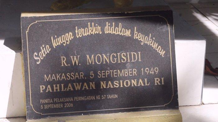 Patung Pahlawan Robert Wolter Mongisidi di Jalan Mogandi Satu, Kelurahan Malalayang Satu, Kecamatan Malalayang, Manado, Sulawesi Utara, Selasa (7/5/2024).