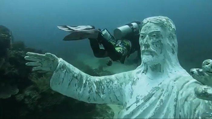 Patung Tuhan Yesus Juru Selamat di Desa Parentek, Kecamatan Lembean Timur, Minahasa.