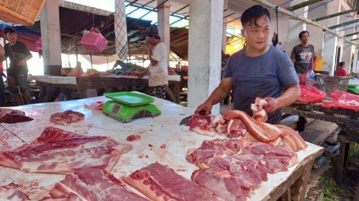 Pedagang daging babi di salah satu pasar yang ada di Sulawesi Utara.