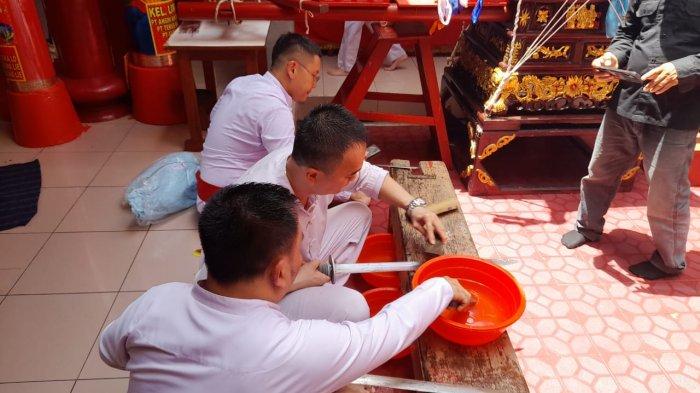 Pedang yang akan digunakan Tang Sin dalam Cap Go Meh atau Goan Siau di Manado, Sulawesi Utara, diasah dalam ritual Po Kiam, Kamis (22/2/2024).