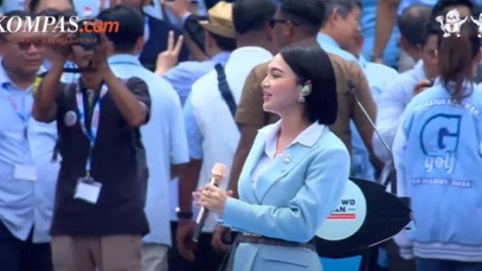 Pedangdut Wika Salim saat bernyanyi di panggung kampanye Prabowo-Gibran di Stadion GBK Senayan, Jakarta Pusat, Sabtu (10/2/2024).