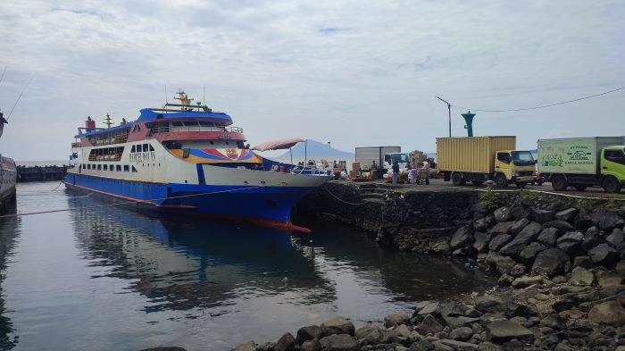 Kapal sementara berlabuh di Pelabuhan Manado, Sulawesi Utara