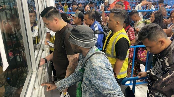 Suasana embarkasi atau penumpang yang akan naik ke KM Doro Londa dan KM Sinabung di Pelabuhan Samudera Bitung menjadi puncak arus balik Nataru 2024/2025.
