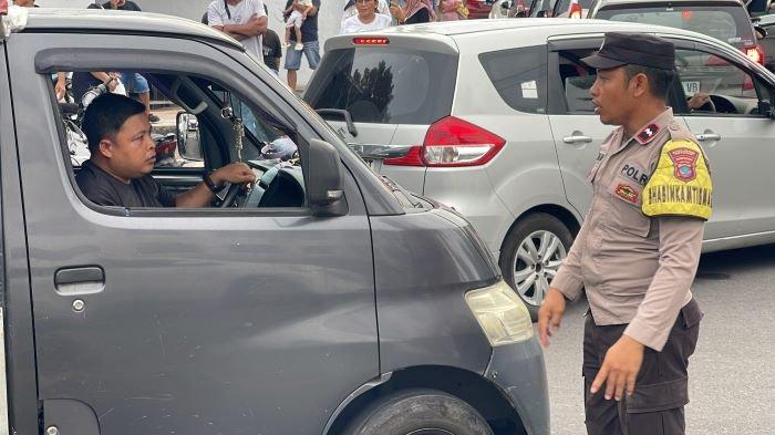 Suasana arus lalulintas macet parah di jalan masuk ke pelabuhan samudera Bitung mulai dari TKB Kelurahan Bitung Tengah Kecamatan Maesa Bitung Sulut, Sabtu (12/1/2025).