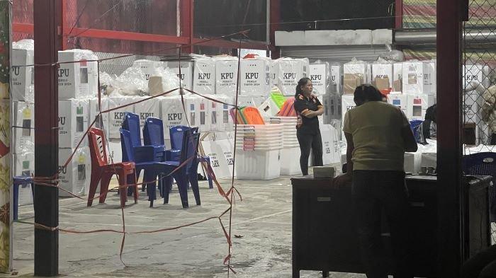 Pelaksanaan buka kotak suara saat rapat Pleno Rekapitulasi hasil perhitungan perolehan suara Pemilu Tahun 2024 di Kecamatan Maesa.