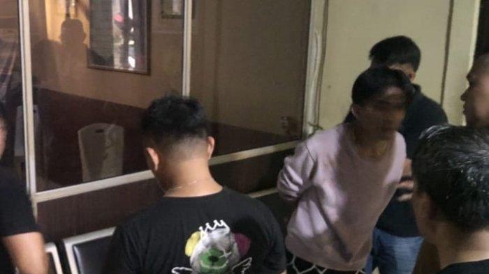 Pelaku kous warna merah muda saat ditangkap polisi.