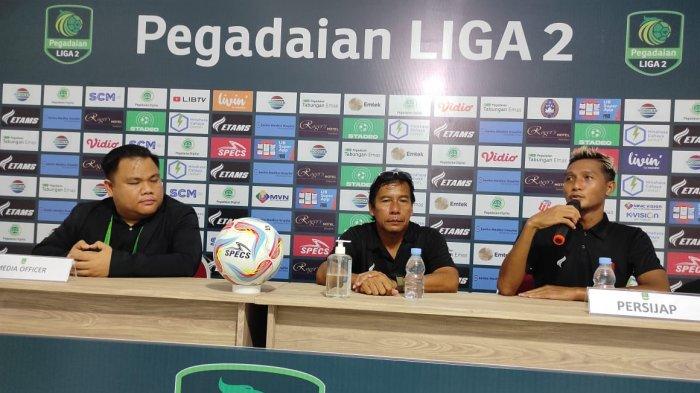 Pelatih Persijap Jepara, Alfiat (tengah) dalam postmatch conference usai laga melawan Sulut United di Stadion Klabat Manado, Jumat (12/1/2024) petang.