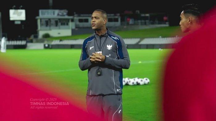 TIMNAS - Pelatih Timnas Indonesia, Patrick Kluivert saat memimpin latihan Skuad Garuda jelang melawan Australia pada lanjutan Kualifikasi Piala Dunia 2026.