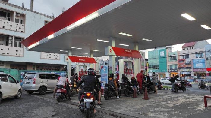 Pelayanan pengisian BBM di sebuah SPBU di Kota Manado. Pertamina memprediksi konsumsi BBM baik Gasoline, Gasoil dan LPG bakal naik hingga 5 persen di masa libur dan cuti bersama Idul Fitri 1444 Hijriah.