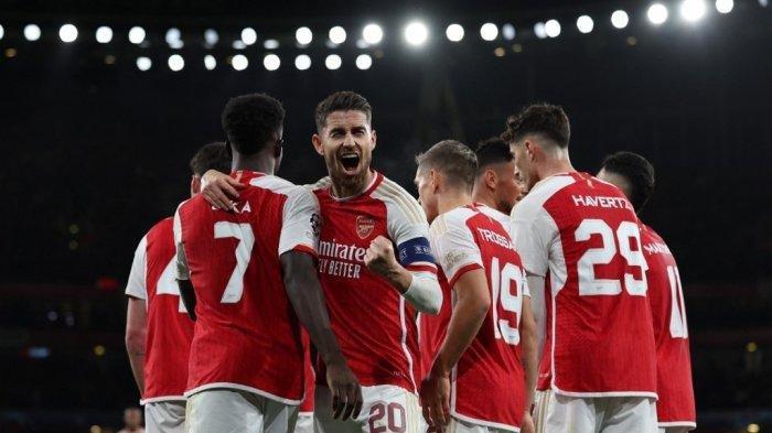 Pemain Arsenal asal Italia Jorginho (tengah) selebrasi setelah rekannya Leandro Trossard mencetak gol ke gawang Sevilla pada matchday 4 Liga Champions 2023-2024, Rabu (8/11/2023).