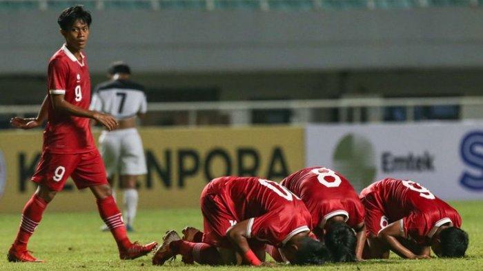Pemain timnas U17 Indonesia berselebrasi usai membobol gawang timnas U17 Guam pada pertandingan Kualifikasi Piala Asia U17 2023 di Stadion Pakansari, Kabupaten Bogor, Senin (3/10/2022). Indonesia menang 14-0 atas Guam.