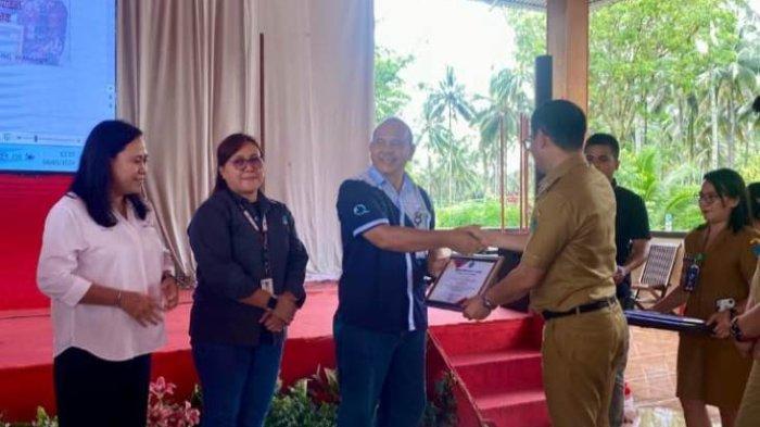 Pemerintah Kabupaten Minahasa Utara memberikan Piagam Penghargaan kepada Aqua Airmadidi atas keterlibatan mereka dalam Program Percepatan Penurunan Stunting.