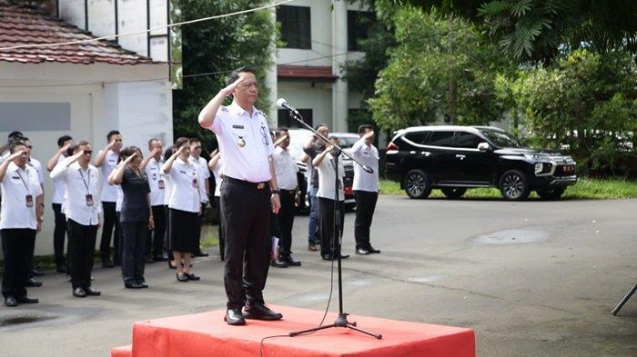 APEL PERDANA - Pemerintah Kota Tomohon menggelar Apel Kerja di Lapangan Kantor Wali Kota Tomohon, Rabu (8/4/2025). Dalam sambutannya, Wali Kota, Caroll Senduk menekankan pentingnya kedisiplinan dan profesionalisme ASN dalam memberikan pelayanan publik.