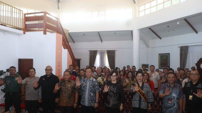 KOTA LAYAK ANAK - Pemerintah Kota Tomohon mengikuti verifikasi lapangan Evaluasi Kota Layak Anak (KLA) Tahun 2025 yang dilaksanakan secara hybrid oleh Deputi Koordinasi Pemenuhan Hak Anak Wilayah I Kementerian Pemberdayaan Perempuan dan Perlindungan Anak (Kemen PPPA) RI Kamis (5/6/2025). Kegiatan bertempat di Ruang Rapat Wali Kota Tomohon.