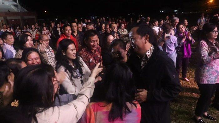 IBADAH - Pemerintah Kota Tomohon menyelenggarakan Kebaktian Kebangunan Rohani (KKR) yang digelar di Stadion Babe Palar pada Kamis (24/4/2025). Walikota mengatakan melalui KKR ini, ia percaya berkat Tuhan mengalir tidak hanya bagi individu, tetapi juga bagi seluruh Pemerintah dan masyarakat Kota Tomohon.