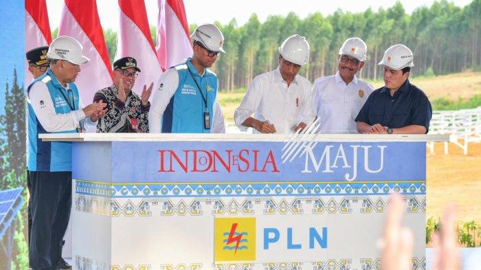 Penandatanganan solar panel sebagai bagian dari groundbreaking PLTS Ibu Kota Negara Nusantara 50 MW Kamis, (2/10). Keterangan foto: Presiden RI, Joko Widodo (ketiga dari kanan), Menteri BUMN, Erick Thohir (kanan), Komisaris Utama PLN, Agus Martowardojo (kedua dari kiri) Direktur Utama PLN, Darmawan Prasodjo (keempat dari kiri), PJ Gubernur Kaltim, Akmal Malik (kiri), PJ Bupati Penajam Paser Utara, Makmur Marbun (ketiga dari kiri).