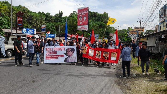 Pendemo Manado Bentangkan Spanduk Adili Jokowi