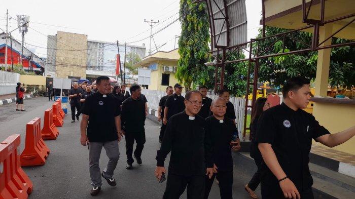 Para Pendeta Gereja Masehi Injili di Minahasa (GMIM) melakukan aksi doa di Markas Polda Sulawesi Utara, Kamis (21/11/2024).