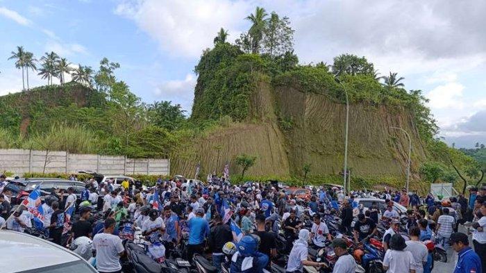 Pendukung E2L-HJP di kediaman Elly Lasut di Bumi Nyiur, Wanea dan sebagian siap berkonvoi dari Sekretariat DPD Partai Demokrat, Kairagi.
