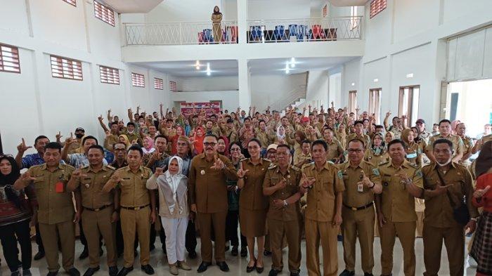 Penjabat Bupati Bolmong Ir Limi Mokodompit MM saat kunjungan ke Kecamatan Lolayan Kabupaten Bolmong