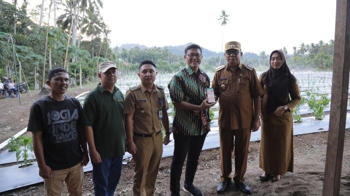 Penjabat Wali Kota Kotamobagu Tanam Cabai Rawit dengan Teknologi Digital Farming
