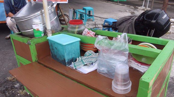 Penjual bubur kacang ijo di Persimpangan Jalan Wolter Mongisidi dan Pierre Tendean, Manado, Sulawesi Utara